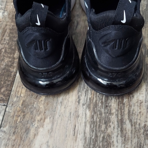 Women's Nike AirMax 270 - Picture 2 of 5